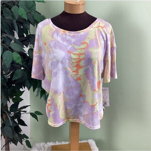 Tek Gear drop shoulder tee Woman’s size XLarge multi colored criss cross…